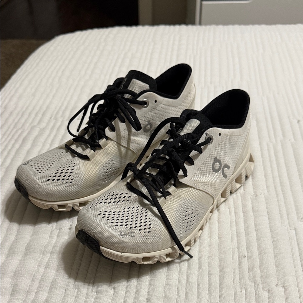 On Running Womens white and Black Athletic Shoes size 7